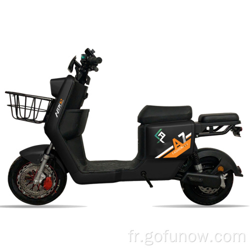 Sortez un vélo électrique de livraison de scooter électrique